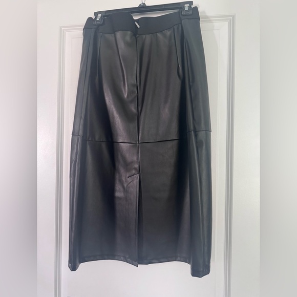 Michael Kors Elegant Black Leather Pencil Skirt - Picture 5 of 8